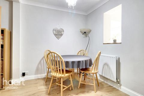 38 Dunster Close, Romford, RM5 3AT