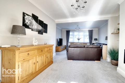 38 Dunster Close, Romford, RM5 3AT