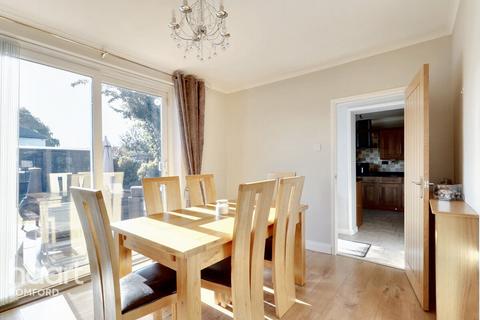 38 Dunster Close, Romford, RM5 3AT