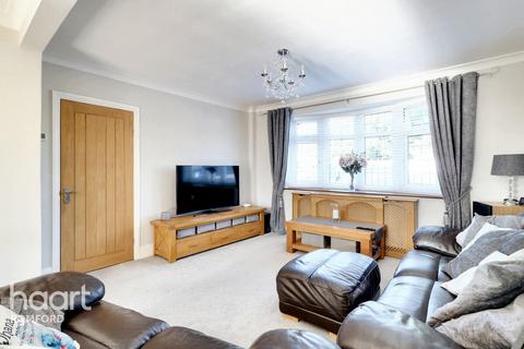 38 Dunster Close, Romford, RM5 3AT