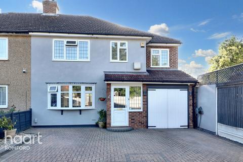 38 Dunster Close, Romford, RM5 3AT