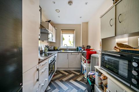 3 bedroom flat for sale, Hunting Place, Hounslow, TW5