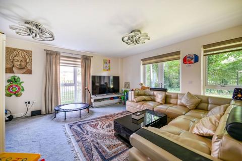 3 bedroom flat for sale, Hunting Place, Hounslow, TW5