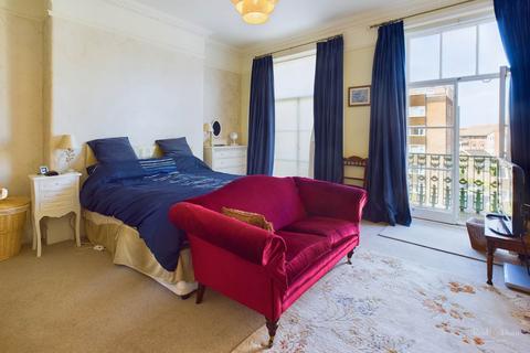4 bedroom apartment for sale, Hartington Place, Eastbourne