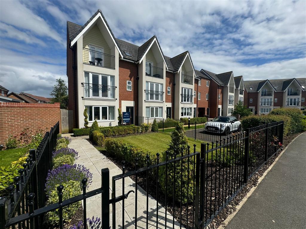 Maplebeck Drive, Kew, Southport, PR8 5QA 3 bed end of terrace house for