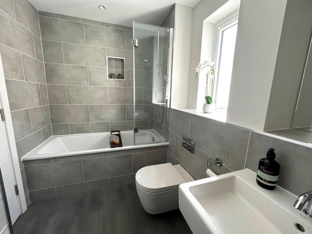 Jack and Jill bathroom/W.C.