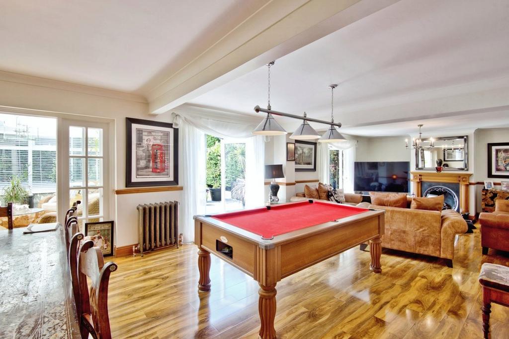 Church Parade, Canvey Island SS8 5 bed detached house for sale £600,000