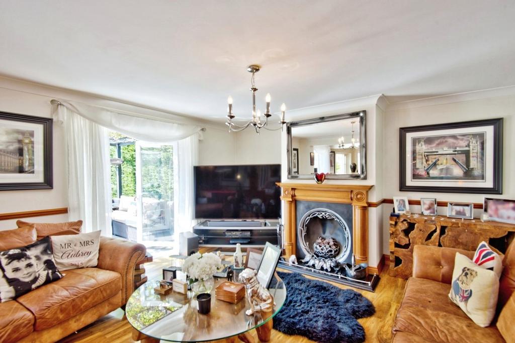 Church Parade, Canvey Island SS8 5 bed detached house for sale £600,000