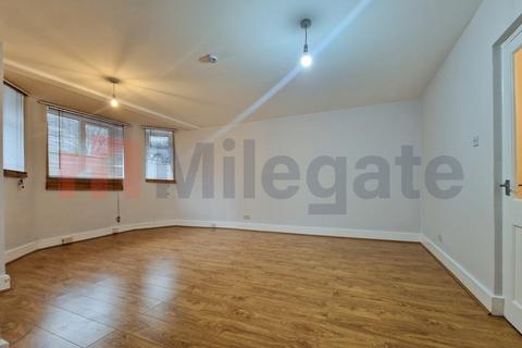 3 bedroom flat for sale, Clapham Common North Side, London SW4