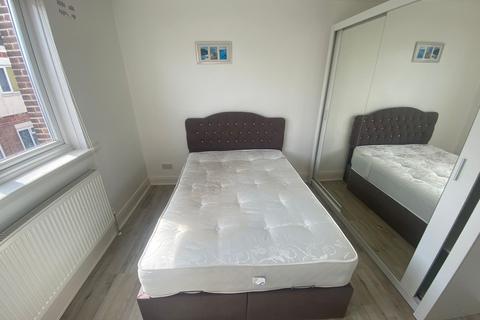 2 bedroom flat to rent, New Road, London N22
