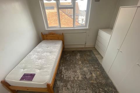 2 bedroom flat to rent, New Road, London N22