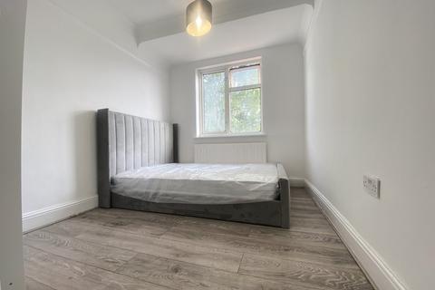 3 bedroom flat to rent, Fleetwood Road, London NW10