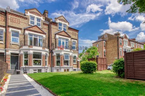 3 bedroom flat for sale, Clapham Common North Side, London SW4