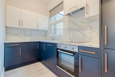 3 bedroom flat for sale, Clapham Common North Side, London SW4