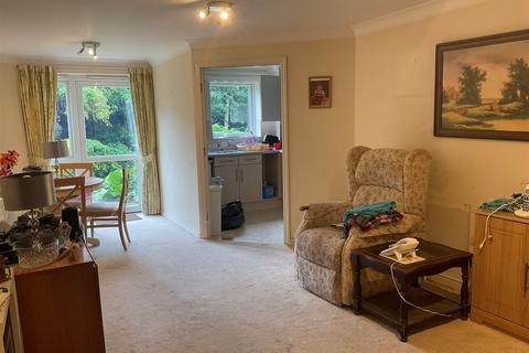 1 bedroom ground floor flat for sale, London Road, Redhill, Surrey