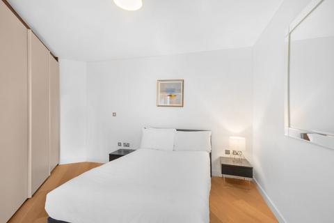 Studio to rent, Courtyard Apartments, E1