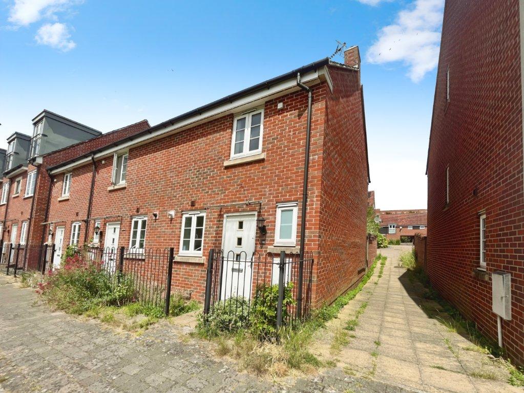 Sinclair Drive, Basingstoke, Hampshire 2 bed end of terrace house for