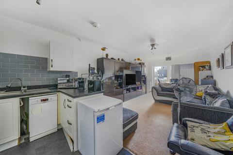 2 bedroom flat for sale, Sweetbriar Avenue, Carshalton, SM5