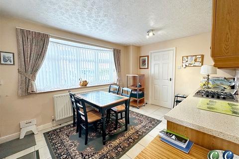 3 bedroom semi-detached house for sale, Alandale Avenue, Rugeley, WS15 4EL