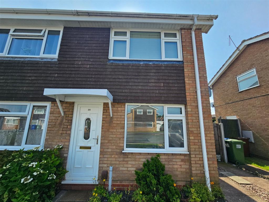 Watson Close, Rugeley, WS15 2PE 2 bed semidetached house to rent £