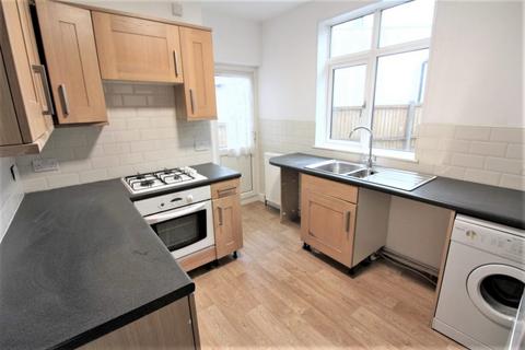 2 bedroom maisonette to rent, The Fairway, Southgate N14