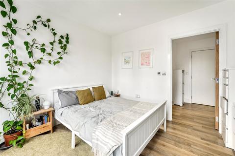 2 bedroom apartment to rent, Hyde Lane, London, SW11