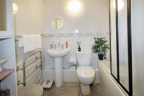 1 bedroom flat for sale, High Street, Gosforth, Newcastle upon Tyne, Tyne and Wear, NE3 1LL