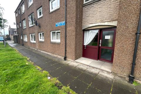 3 bedroom flat to rent, Wallace Court, Grangemouth, FK3