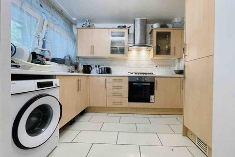 1 bedroom in a flat share to rent, Oakfeild Grove, London SE16