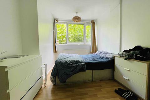 1 bedroom in a flat share to rent, Oakfeild Grove, London SE16