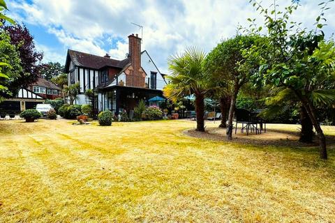 3 bedroom detached house for sale, Meadway Close, Surrey TW18