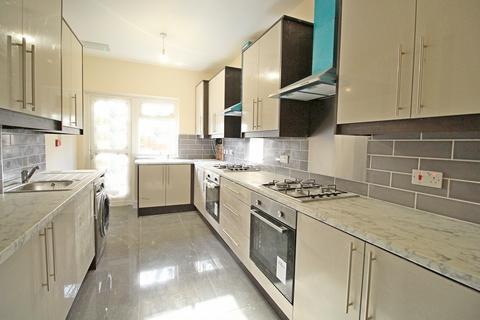 1 bedroom in a flat share to rent, Sunnycroft Road, Hounslow, TW3