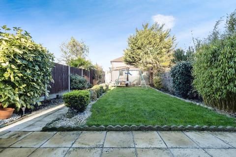 5 bedroom semi-detached house to rent, Wycombe Road, IG2