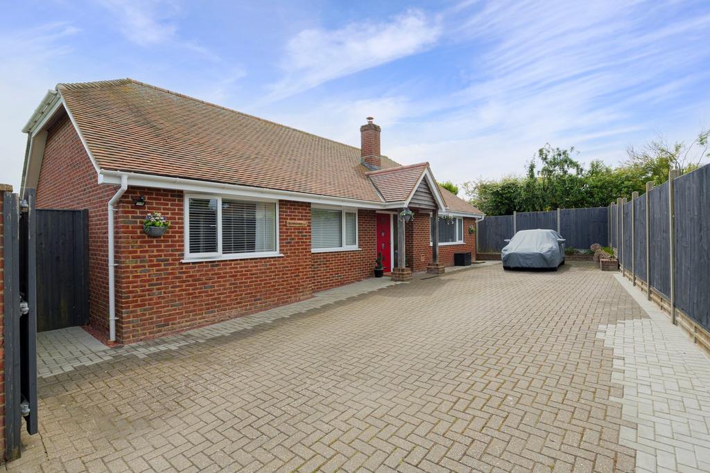 Brady Road, Lyminge, Folkestone, CT18 3 bed detached bungalow for sale £549,950
