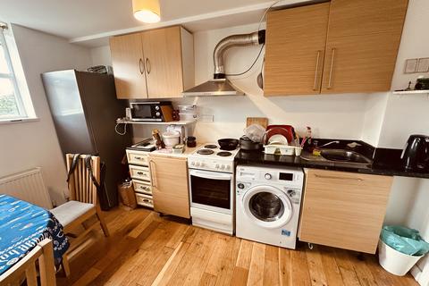 Studio to rent, Holloway Road, London N7