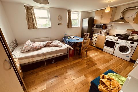 Studio to rent, Holloway Road, London N7