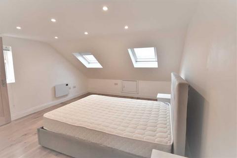 1 bedroom in a house share to rent, Acton Lane, Chiswick