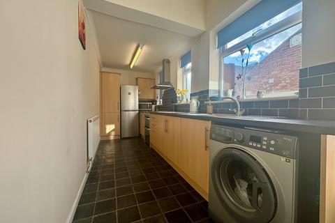 2 bedroom flat to rent, High Road West, IP11