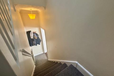 2 bedroom flat to rent, High Road West, IP11