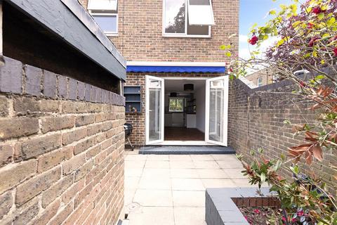 3 bedroom end of terrace house to rent, Christchurch Square, London, E9
