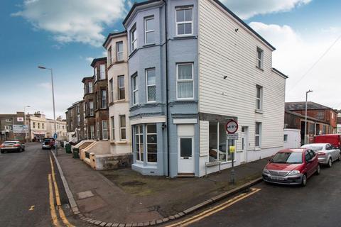 2 bedroom flat to rent, Dover Road, Folkestone, CT20