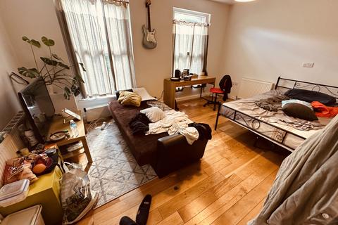 1 bedroom in a flat share to rent, Holloway Road, London N7