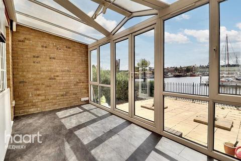 4 bedroom townhouse to rent, Redshank Road, Chatham