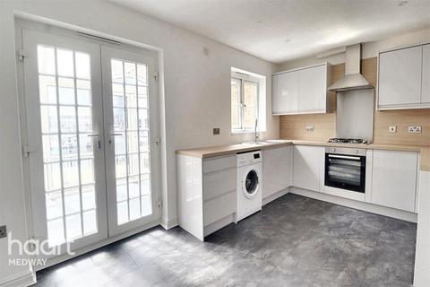 4 bedroom townhouse to rent, Redshank Road, Chatham