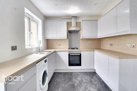 4 bedroom townhouse to rent, Redshank Road, Chatham