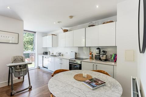 2 bedroom flat to rent, Vermilion Avenue, London, E3