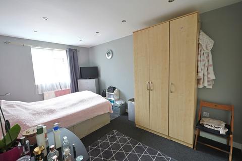 2 bedroom apartment for sale, Amy Johnson Court, Stag Lane, Edgware, Middlesex, HA8 5JX