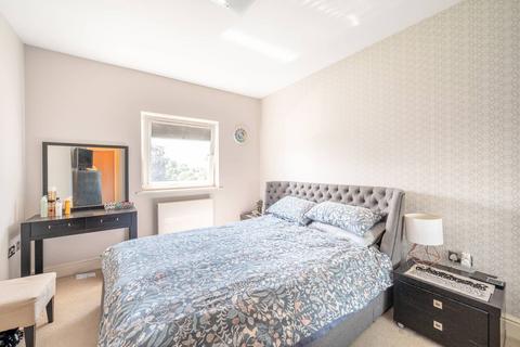 3 bedroom flat to rent, BALLARDS LANE, Finchley Central, London, N3