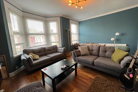30b Glenwood Road, London, SE6 4NF