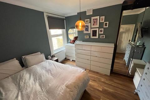 30b Glenwood Road, London, SE6 4NF